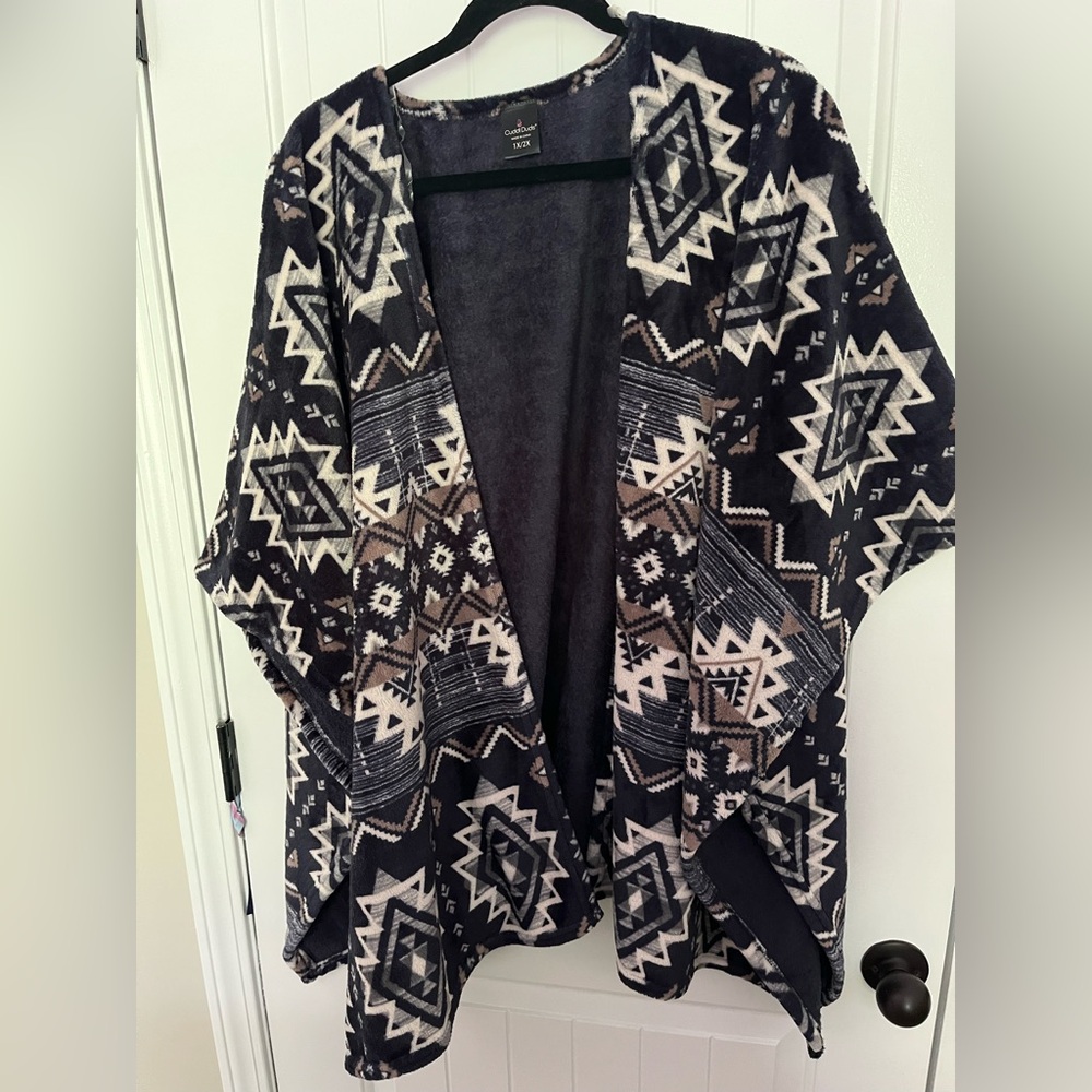 Cuddl Duds Navy Blue and White Geometric Poncho